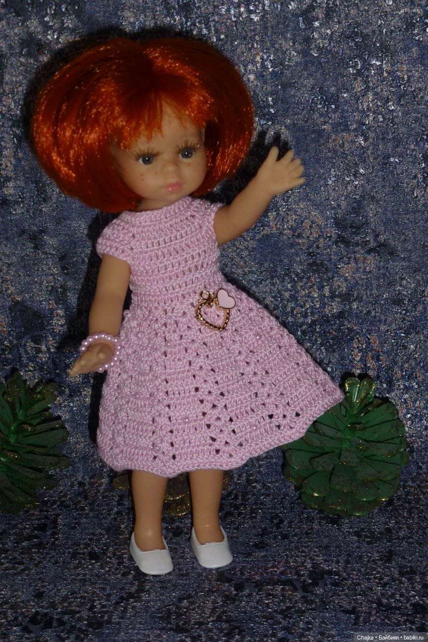 Авторское вязаное платье на кукол Паола Рейна мини 21 см «Любовь M&N» (фото 10)