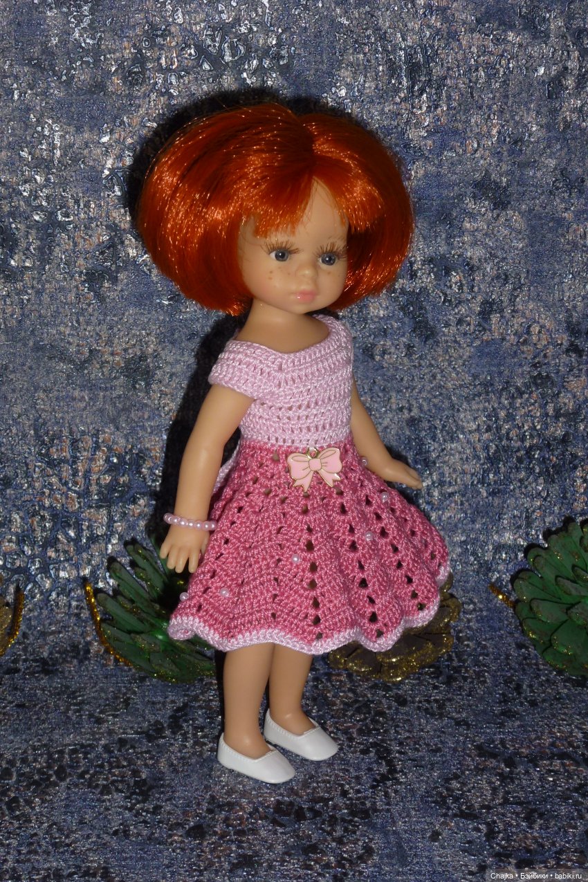 Авторское вязаное платье на кукол Паола Рейна мини 21 см "Розовый Бантик" (фото 5)