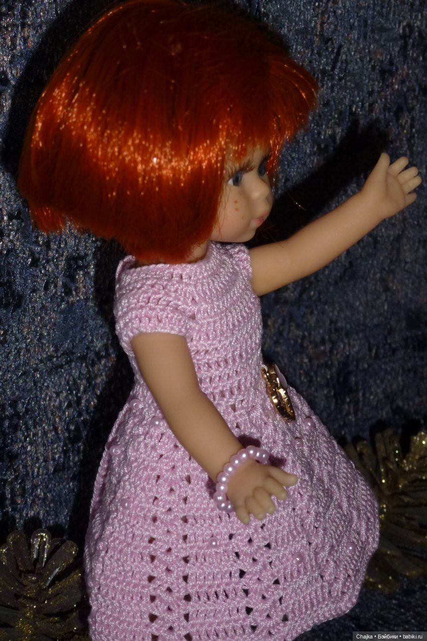 Авторское вязаное платье на кукол Паола Рейна мини 21 см «Любовь M&N» (фото 9)