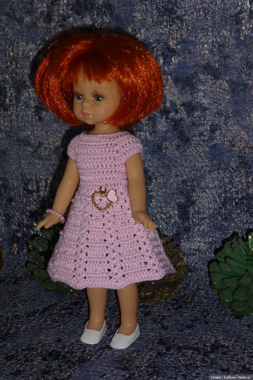 Авторское вязаное платье на кукол Паола Рейна мини 21 см «Любовь M&N» (фото 3)