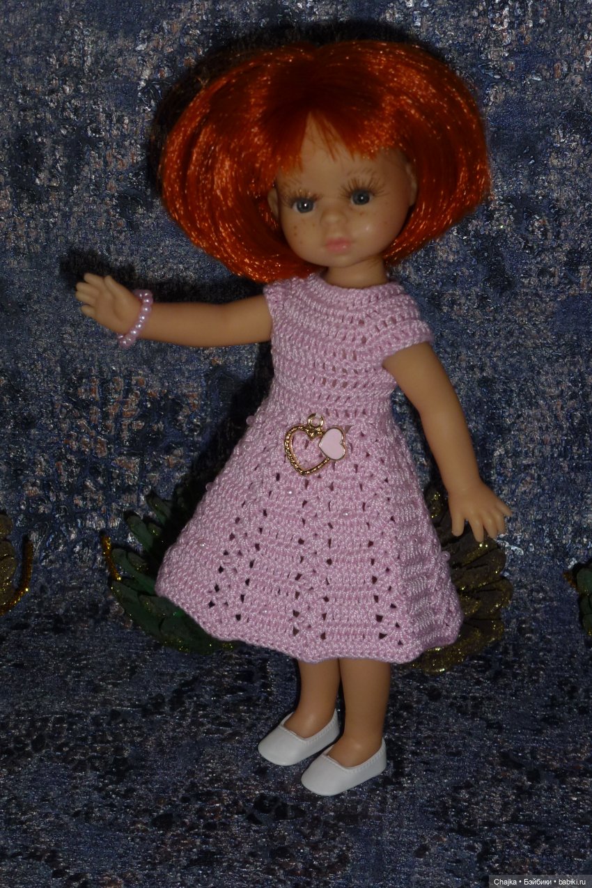 Авторское вязаное платье на кукол Паола Рейна мини 21 см «Любовь M&N»