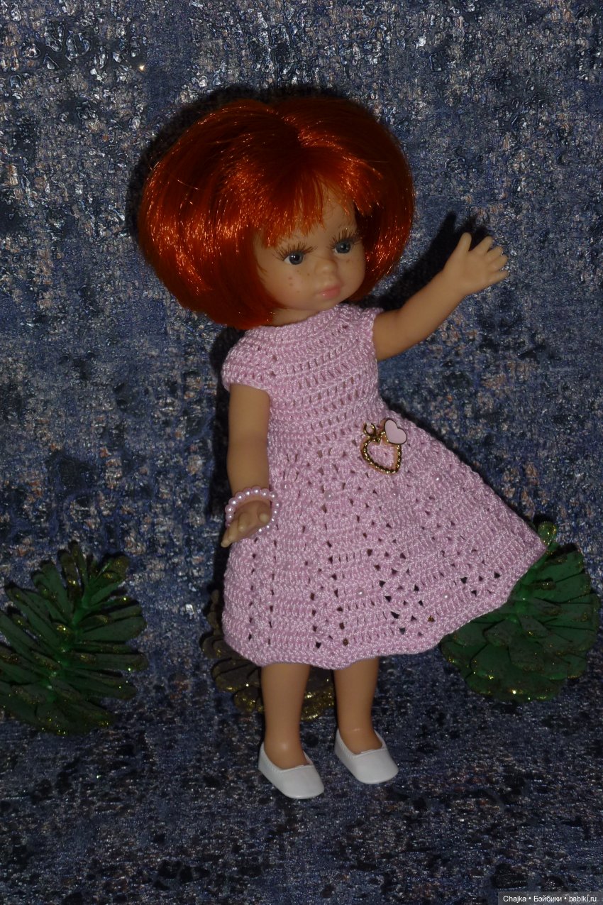 Авторское вязаное платье на кукол Паола Рейна мини 21 см «Любовь M&N» (фото 7)