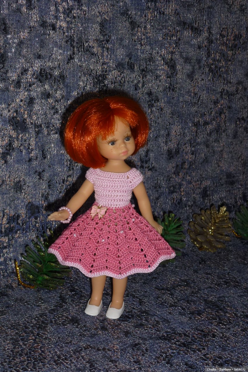 Авторское вязаное платье на кукол Паола Рейна мини 21 см "Розовый Бантик" (фото 10)