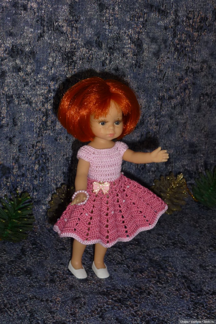 Авторское вязаное платье на кукол Паола Рейна мини 21 см "Розовый Бантик" (фото 8)