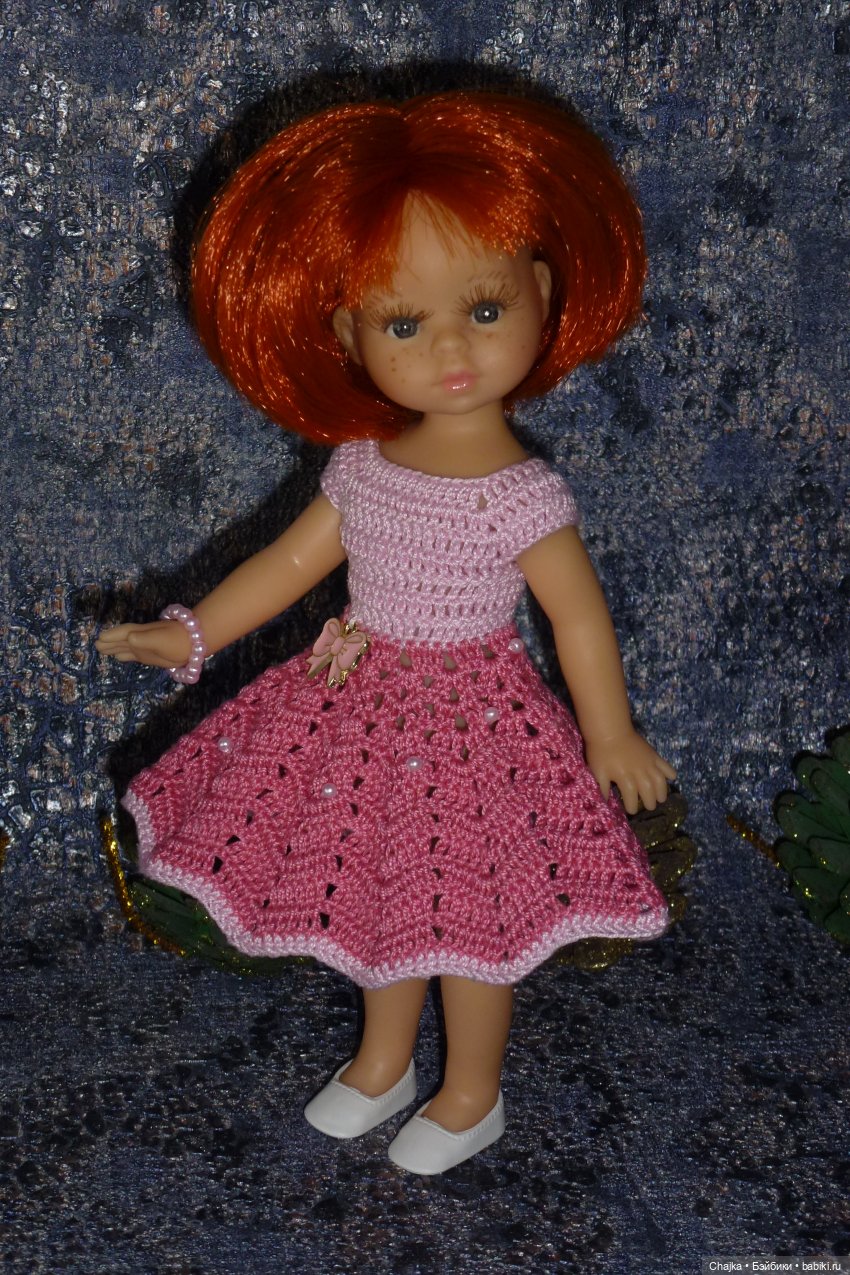 Авторское вязаное платье на кукол Паола Рейна мини 21 см "Розовый Бантик" (фото 6)