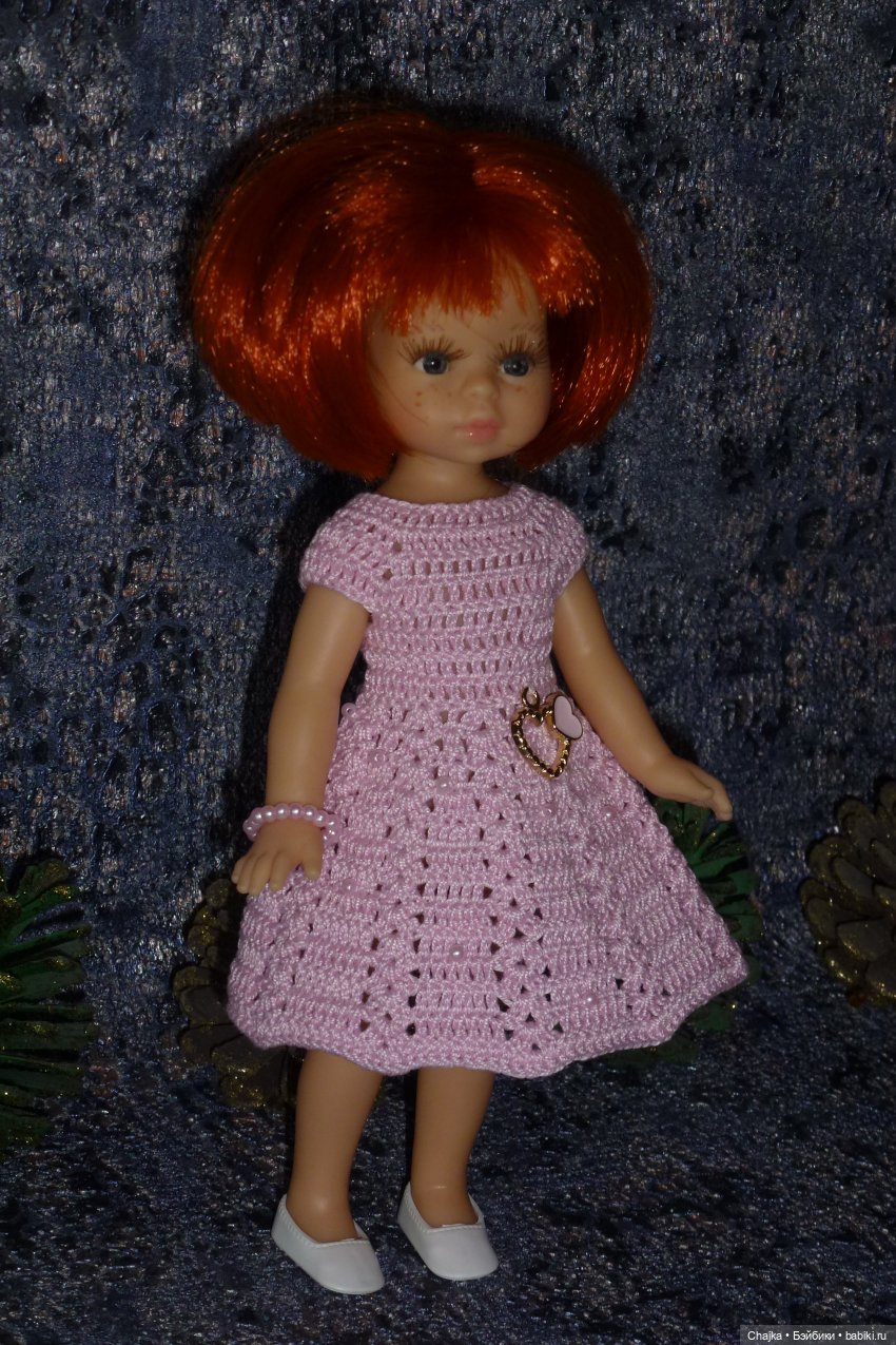 Авторское вязаное платье на кукол Паола Рейна мини 21 см «Любовь M&N» (фото 2)