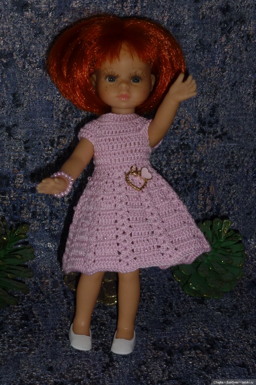 Авторское вязаное платье на кукол Паола Рейна мини 21 см «Любовь M&N» (фото 6)
