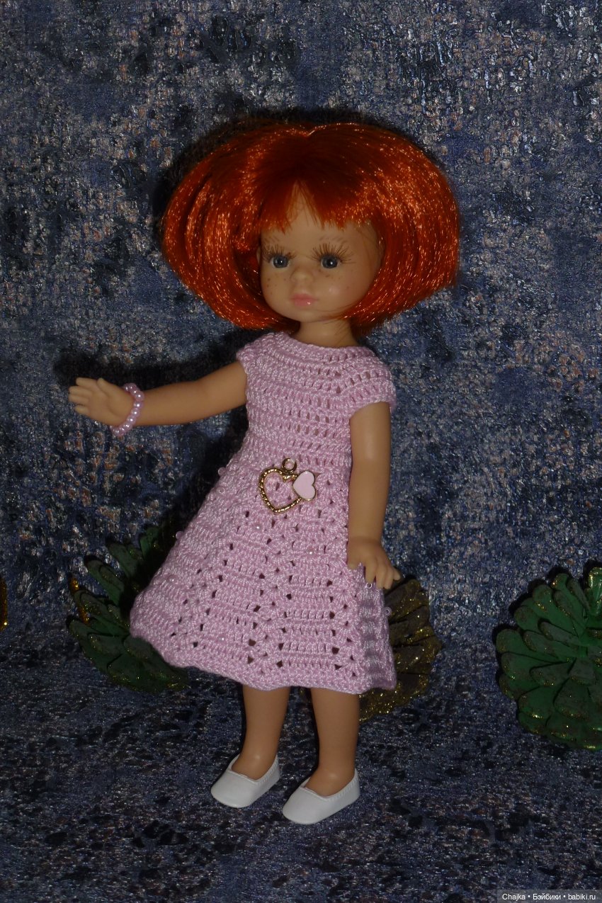 Авторское вязаное платье на кукол Паола Рейна мини 21 см «Любовь M&N» (фото 4)