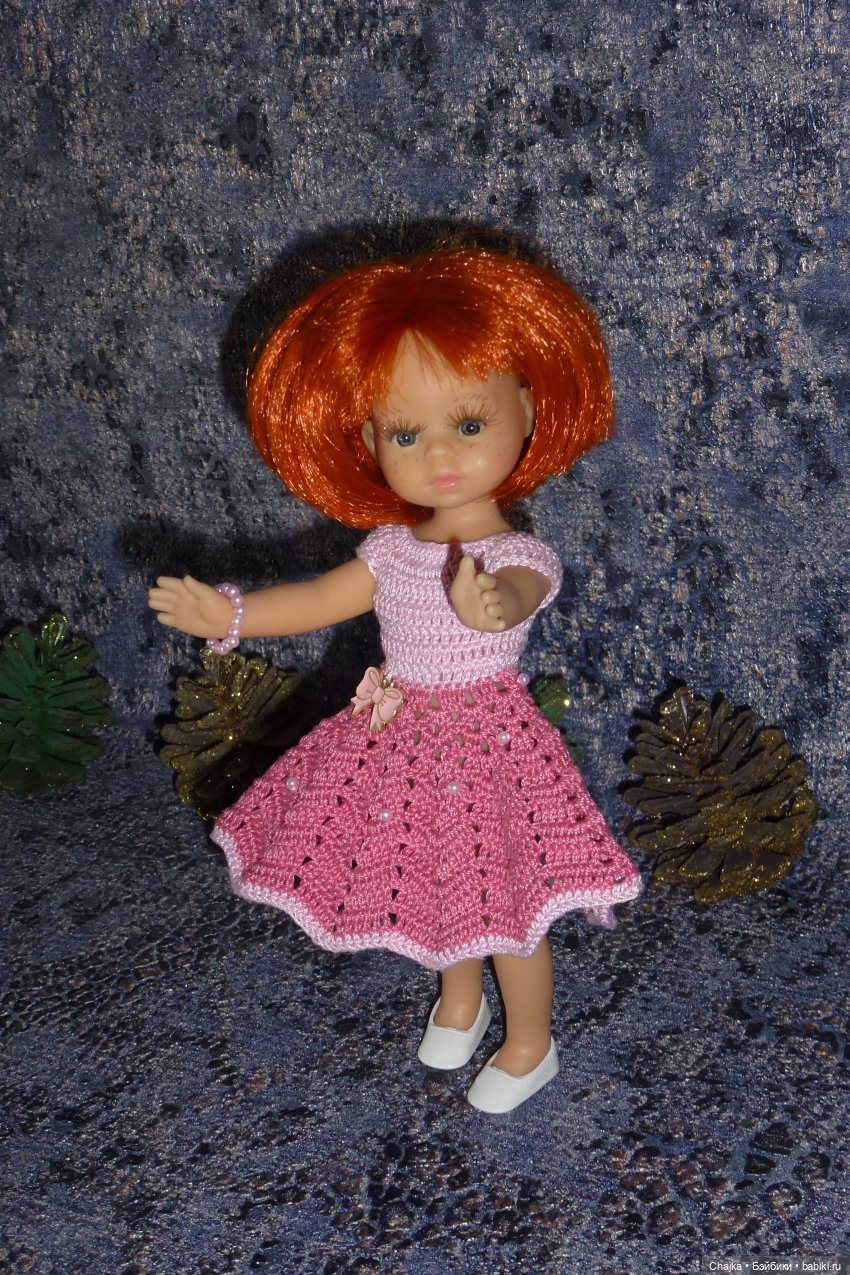 Авторское вязаное платье на кукол Паола Рейна мини 21 см "Розовый Бантик" (фото 9)