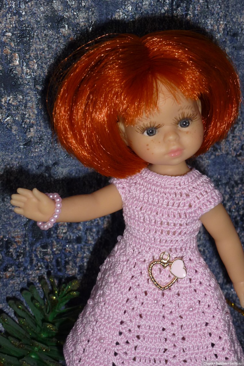 Авторское вязаное платье на кукол Паола Рейна мини 21 см «Любовь M&N»