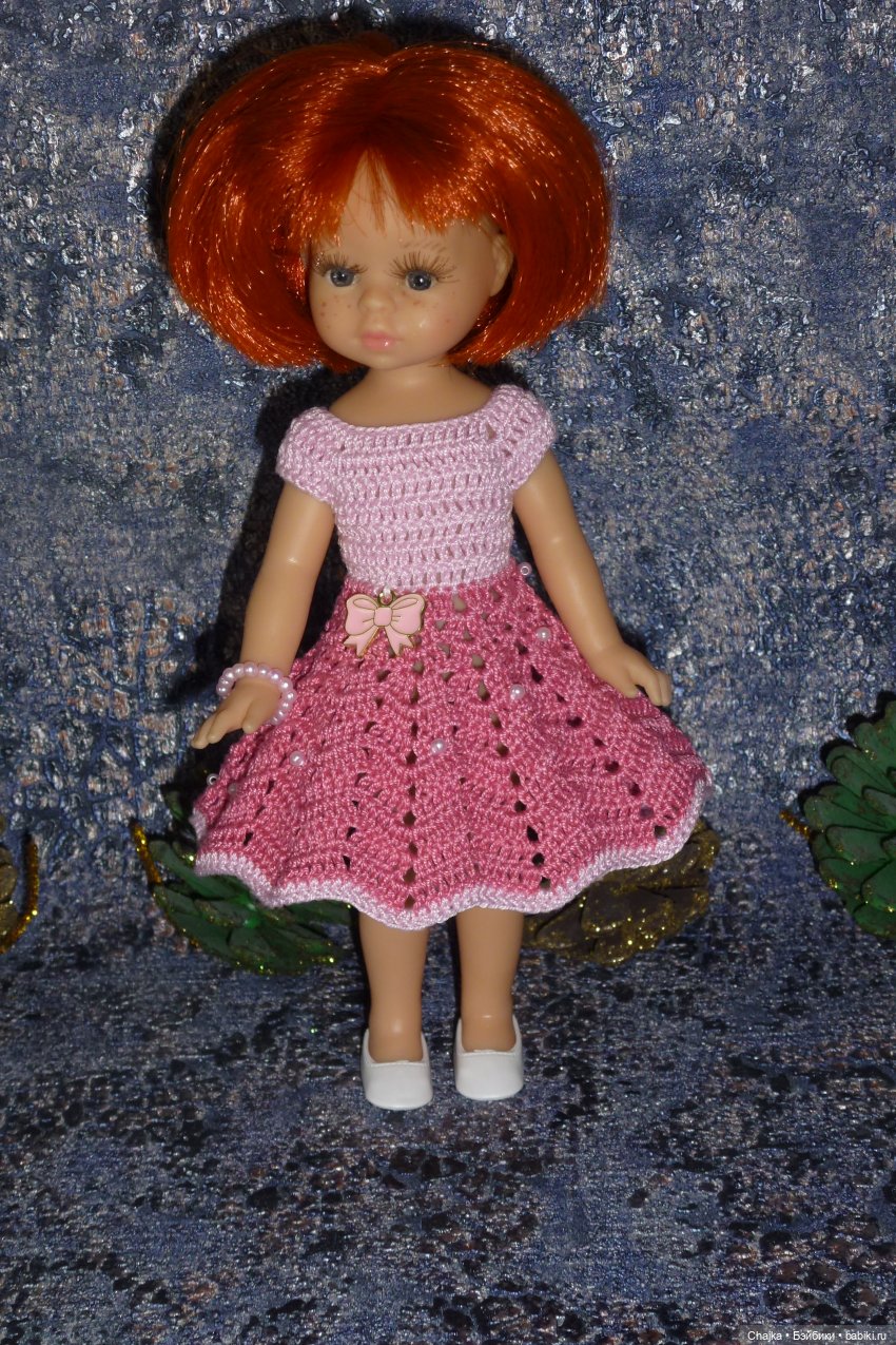 Авторское вязаное платье на кукол Паола Рейна мини 21 см "Розовый Бантик" (фото 4)