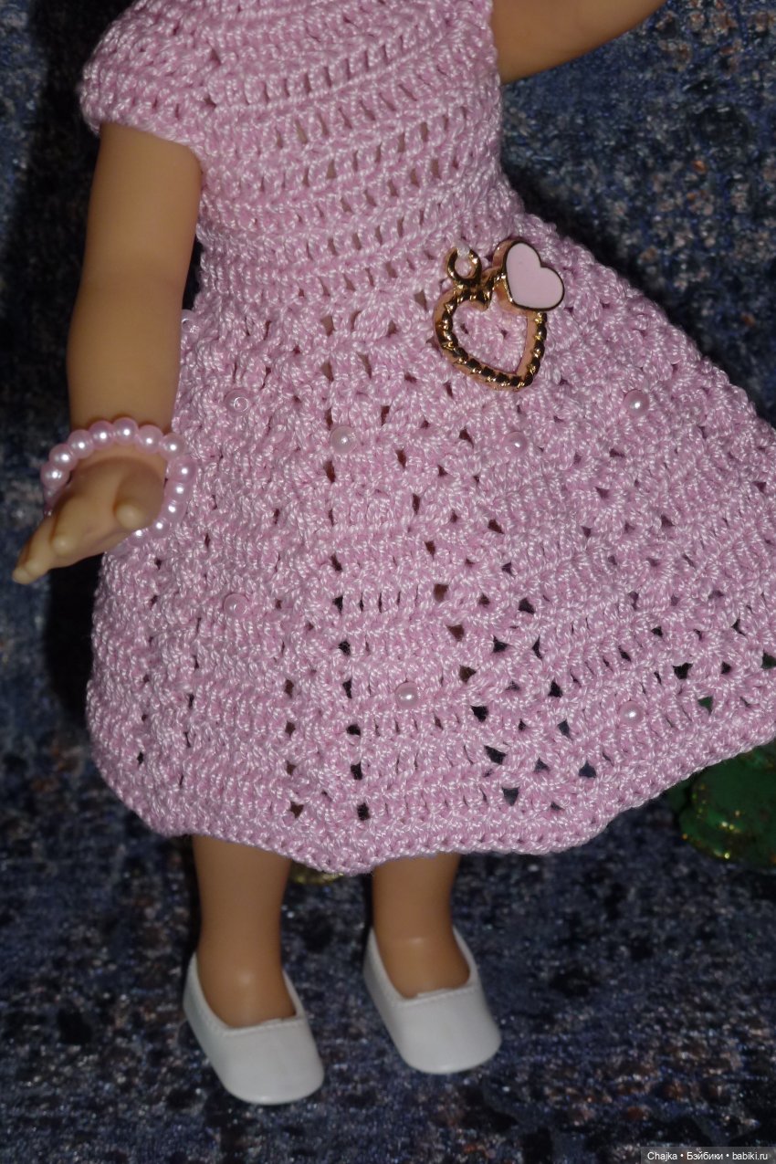 Авторское вязаное платье на кукол Паола Рейна мини 21 см «Любовь M&N» (фото 8)