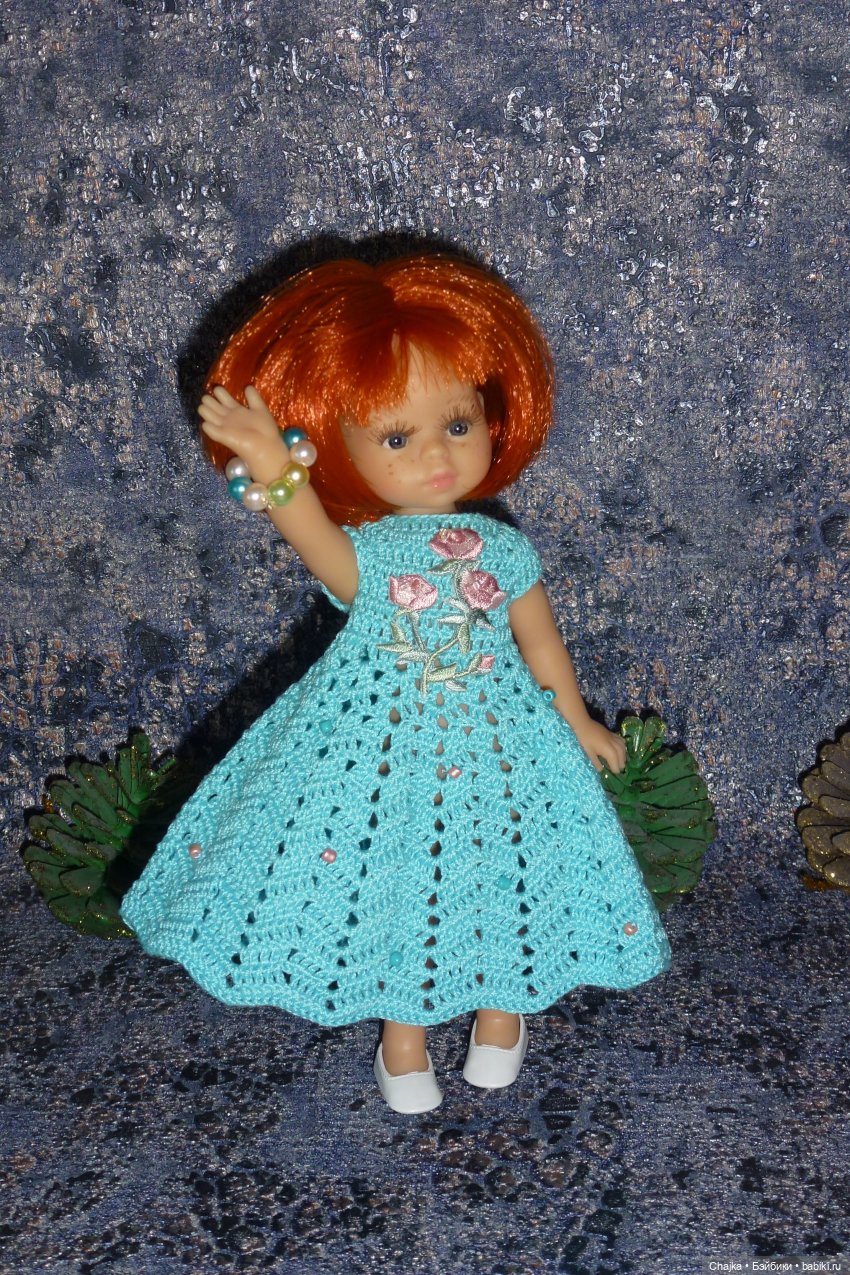 Авторское вязаное платье на кукол Паола Рейна мини 21 см «Дельфин» (фото 3)