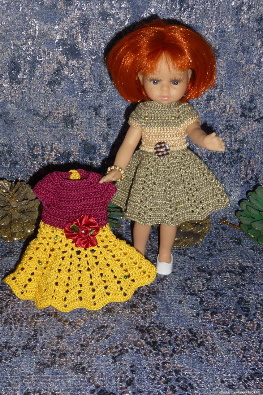 Авторское вязаное платье на кукол Паола Рейна мини 21 см «День Победы-9 Мая» (фото 6)
