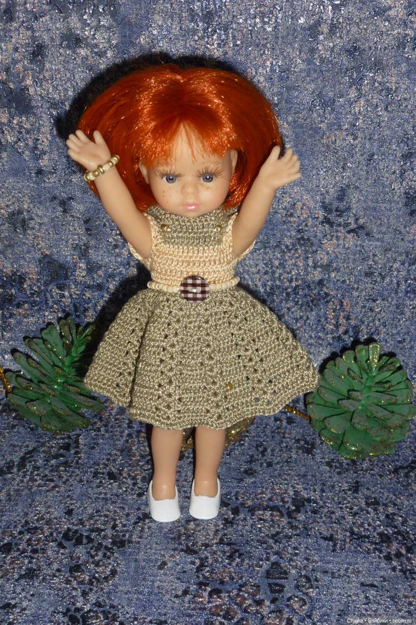 Авторское вязаное платье на кукол Паола Рейна мини 21 см «День Победы-9 Мая» (фото 8)