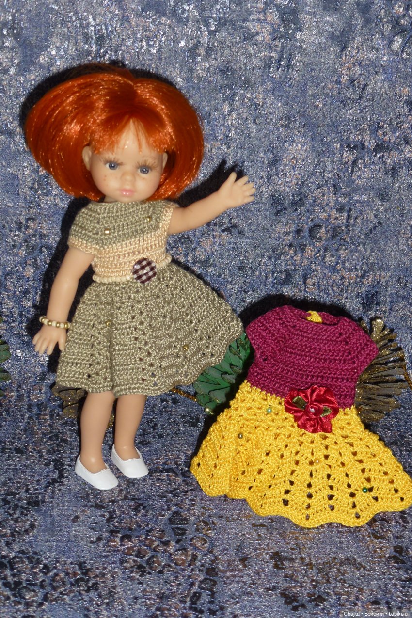 Авторское вязаное платье на кукол Паола Рейна мини 21 см «День Победы-9 Мая» (фото 9)