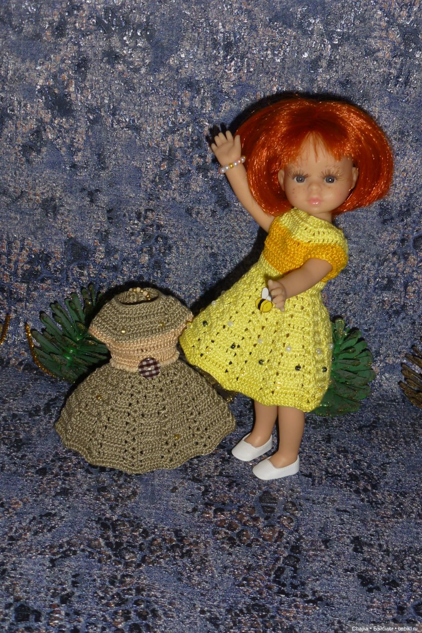 Авторское вязаное платье на кукол Паола Рейна мини 21 см «Пчёлка Апи»