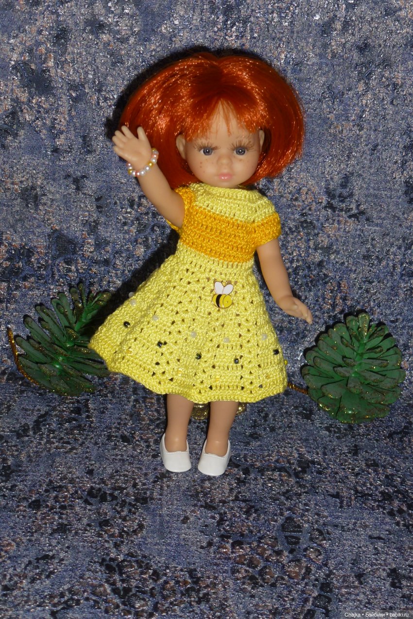 Авторское вязаное платье на кукол Паола Рейна мини 21 см «Пчёлка Апи» (фото 6)