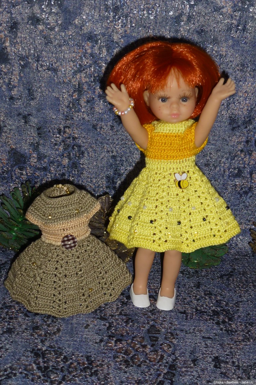 Авторское вязаное платье на кукол Паола Рейна мини 21 см «Пчёлка Апи»