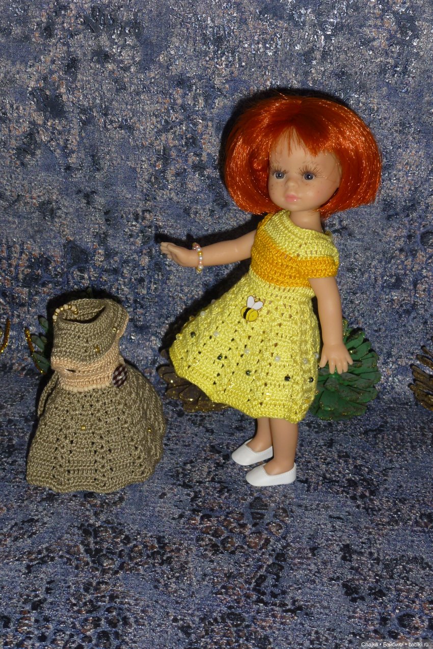 Авторское вязаное платье на кукол Паола Рейна мини 21 см «Пчёлка Апи»