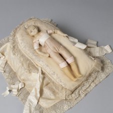 Старинная восковая кукла