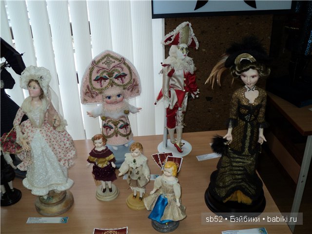 На заднем плане «Снегурочка» и «Арлекин», дама «Серебряный век» На заднем плане «Снегурочка» и «Арлекин», дама «Серебряный век»