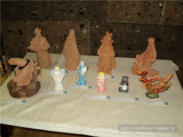 Работы из керамики и фарфора. На переднем плане «Хранитель», три ангела, «Волк», «Удачная рыбалка»; на заднем: «Литовцы на рынке», «Кащеюшка», «Богиня охоты»