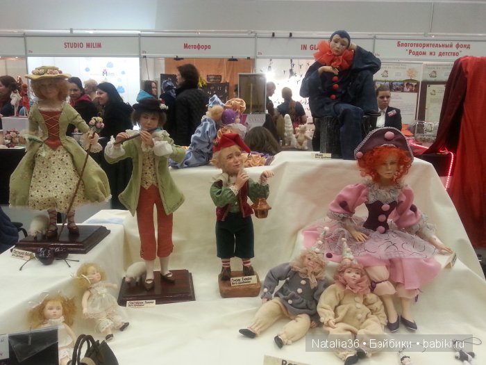 Бал кукол ростов на дону. Названия кукольных выставок. Экскурсия по выставке «зимний бал кукол». Как назвать выставку кукол. Бал кукол фото.