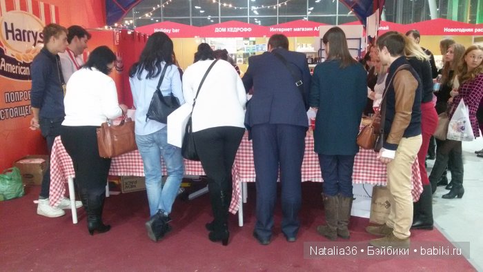 Это тоже мастер-класс, народ так обступили стол, что туда было не подойти