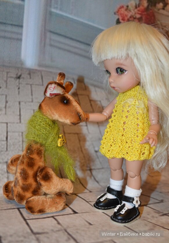 Девочки,Тарасик и жирафик