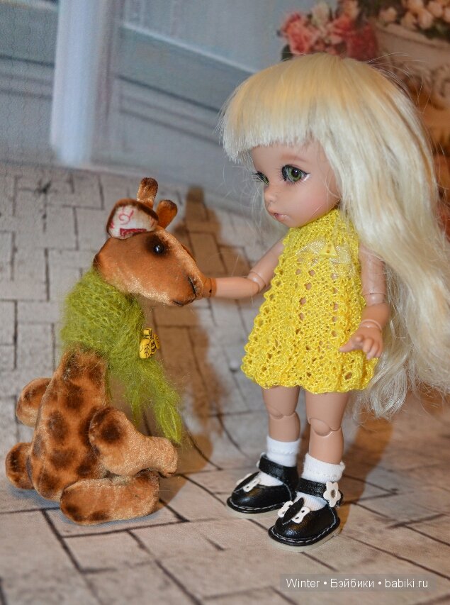 Девочки,Тарасик и жирафик