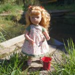 Невозможно удержаться и не залезть в одуванчики! Лина и Мона познают дачный мир