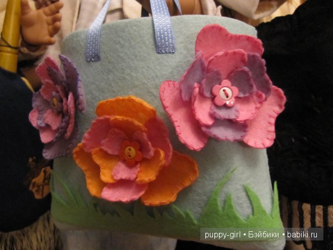 Яркая фетровая сумочка для куколки