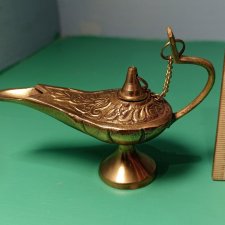 Много посуды и кухонной утвари разного масштаба