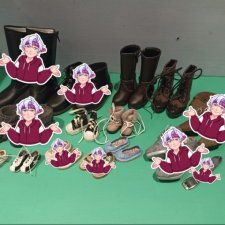 Много разной обуви на целую кукольную семью