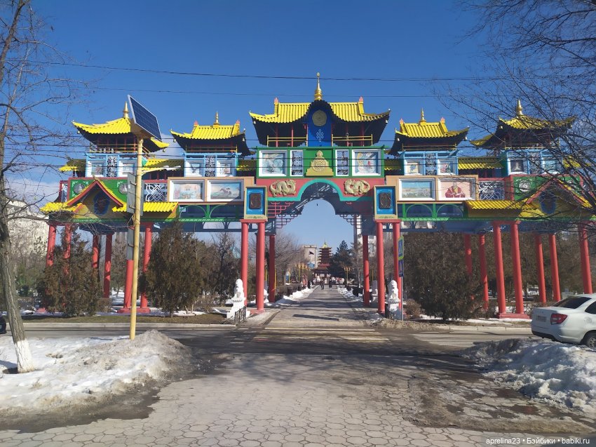 Золотые ворота,с картинами-иллюстрациями жизни калмыков