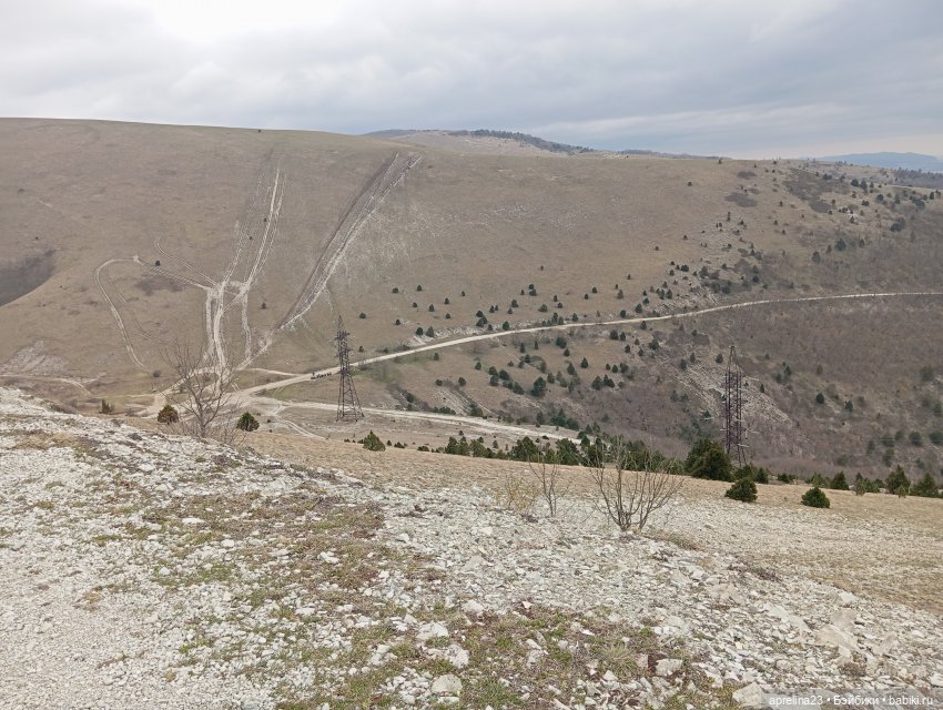 вот там внизу дорога по которой мы приехали и оставили машину