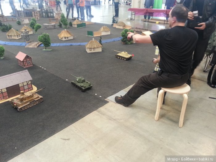 Мужской мир... И эти люди НАМ (!) крутят пальцем у виска.