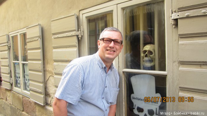 А это он же здоровается с бывшим шведским жителем. А это он же здоровается с бывшим шведским жителем.