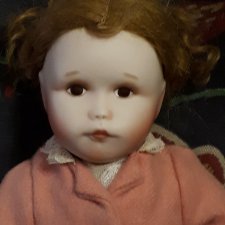 Малышка в розовом пальтишке