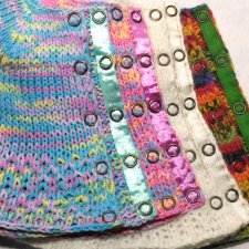 Поставим рубашечные кнопки на вязаную одежду для кукол