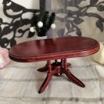 Деревянный обеденный стол