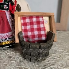 Корзина-витрина для кукольного дома