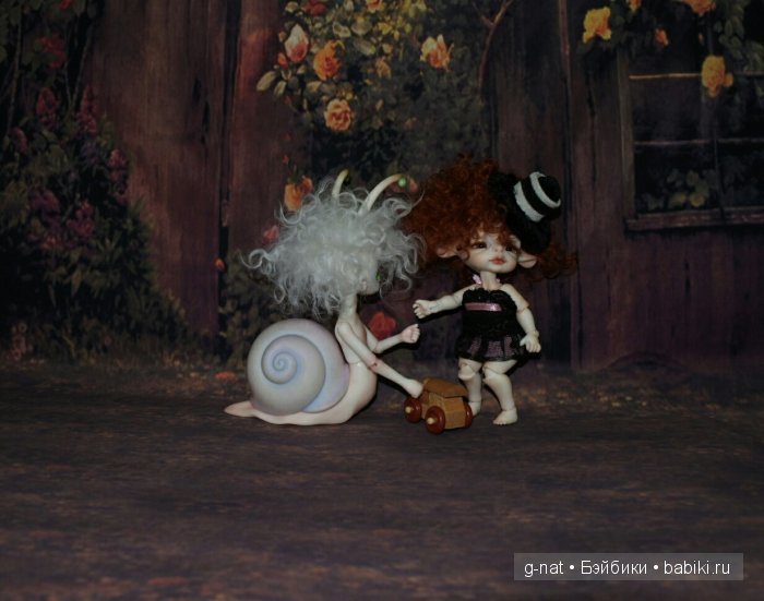 Летний день среди зимы или как Марусенька с Милой в саду играли