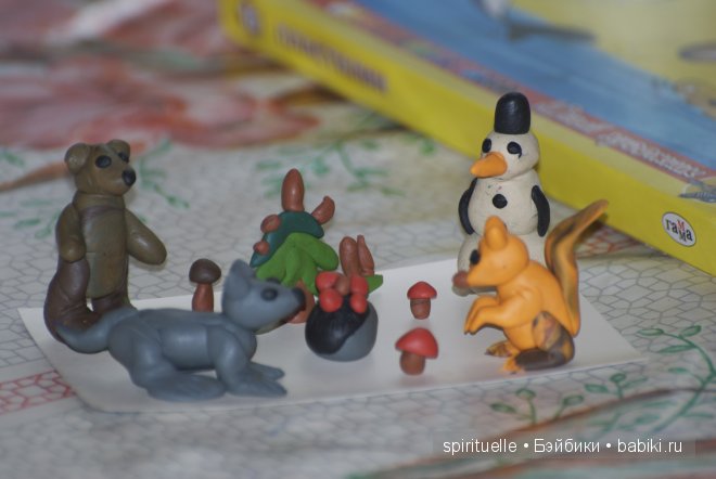 Я леплю из пластилина мишку,зайку и машину