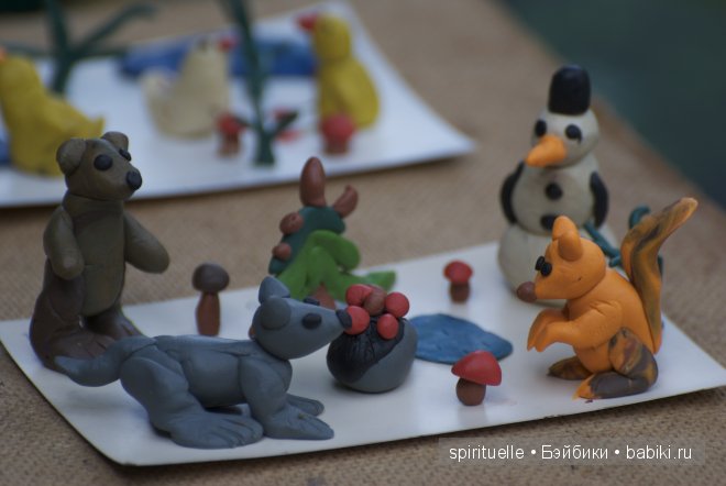 Я леплю из пластилина мишку,зайку и машину