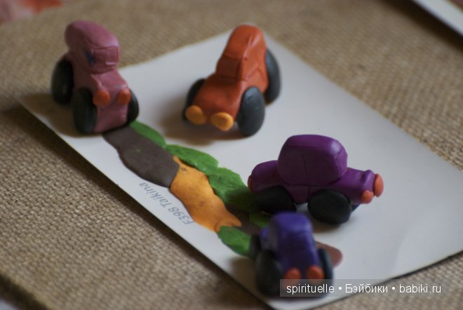 Я леплю из пластилина мишку,зайку и машину