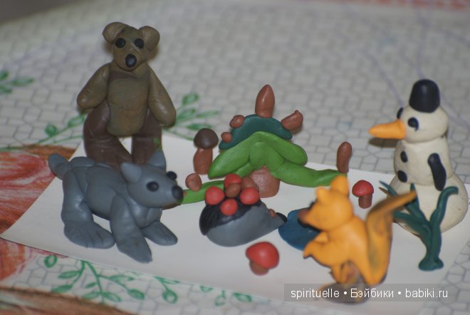 Я леплю из пластилина мишку,зайку и машину