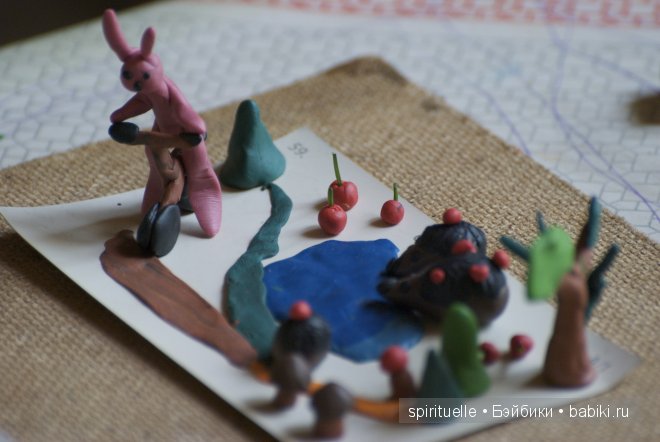 Я леплю из пластилина мишку,зайку и машину