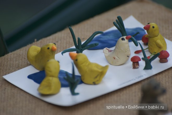 Я леплю из пластилина мишку,зайку и машину